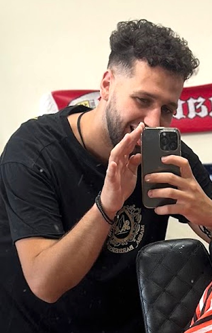 Ο Κώστας, ιδιοκτήτης και barber στο Sipsas Barber Shop